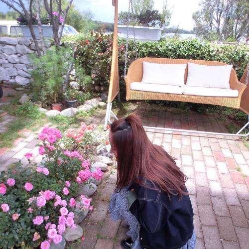 她把三個(gè)孩子帶走了