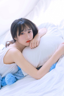 白裙少女